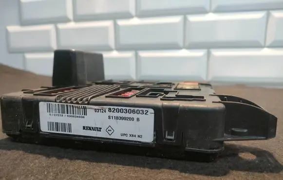 Renault Scenic II - Grand scenic II Fuse module 8200306032 S118399200B