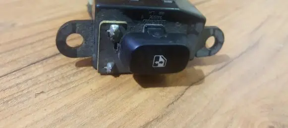 Hyundai Lantra II Electric window control switch 623W01610 9358029000