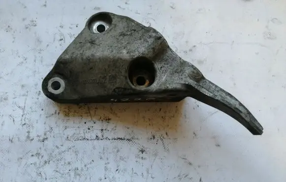 Opel Astra J Engine mounting bracket 1713365327