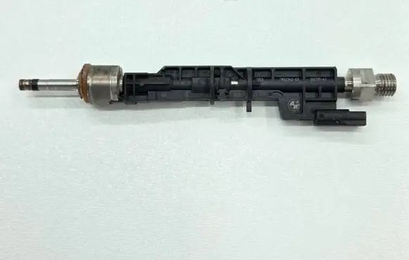 BMW M5 F90 Fuel injector 7852362 13647852362