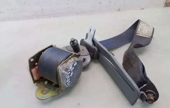 Toyota Previa (XR30, XR40) II Third row seat belt 