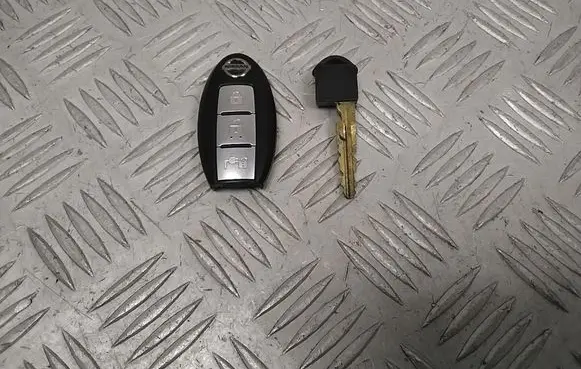 Nissan Leaf II (ZE1) Ignition key/card 