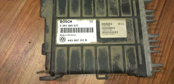Volkswagen PASSAT B3 Engine control unit/module 443907311d 0261200271