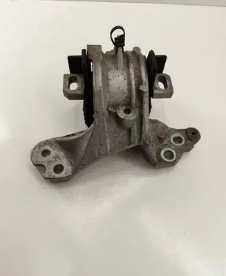 Peugeot 508 Engine mount bracket