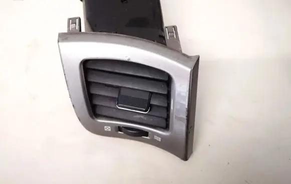 Toyota Avensis Verso Dash center air vent grill 55660-44080