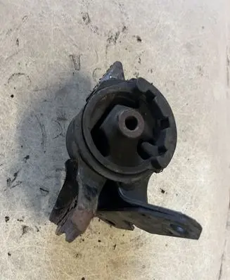 Mazda 6 Engine mount bracket