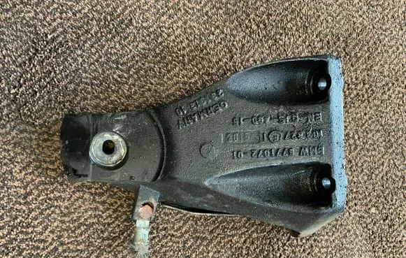 BMW 1 E81 E87 Engine mounting bracket 6771072