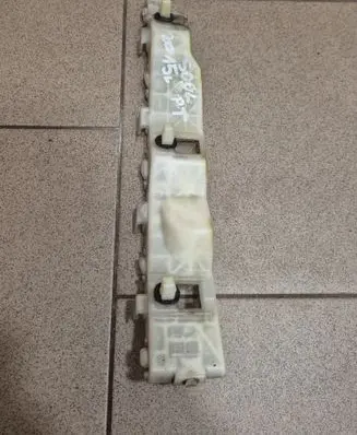 Rear bumper mounting bracket