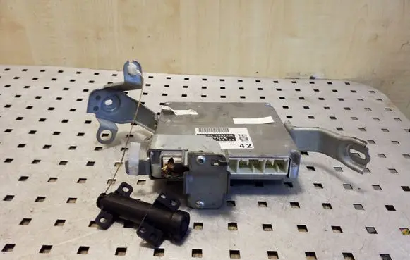 Toyota Avensis T220 Engine control unit/module 8966105420 MB1758005033
