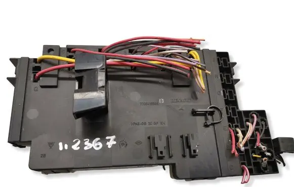 Renault Clio II Fuse module 8200031557 21656615A 3047717
