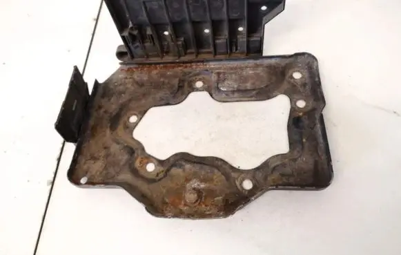 Opel Vectra B Battery box tray 90569751