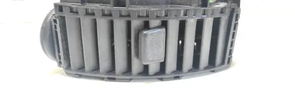 Nissan Note (E11) Dash center air vent grill 687509U00B