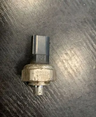 Mercedes-Benz C W205 Air conditioning (A/C) pressure sensor 000283 8000