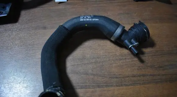 Porsche Cayenne (9Y0 9Y3) Engine coolant pipe/hose