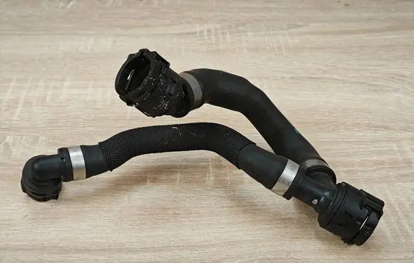 Engine coolant pipe/hose