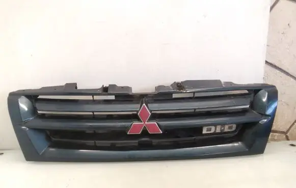 Mitsubishi Pajero Front bumper upper radiator grill MR387981