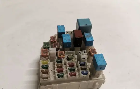 Toyota RAV 4 (XA20) Fuse module 031821