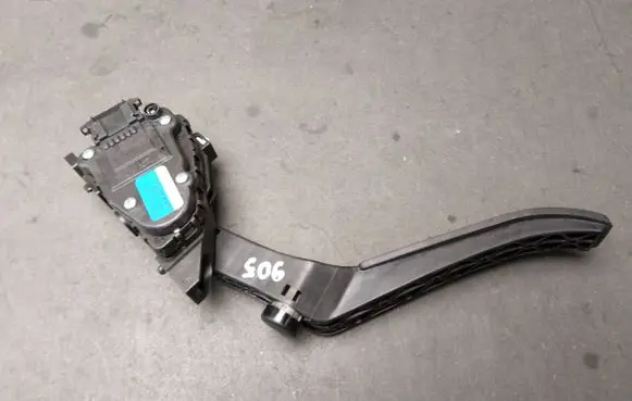 Volkswagen Touareg I Accelerator throttle pedal 7L6723507J 6PV00777026