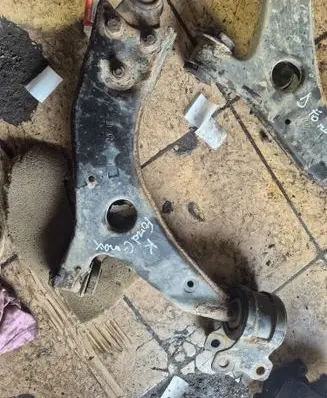 Ford C-MAX I Front lower control arm/wishbone 3M513A423AH