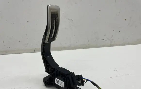 Audi A4 S4 B9 8W Accelerator throttle pedal 8W1723523A