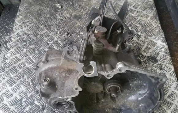 Hyundai Accent Manual 5 speed gearbox hs2073