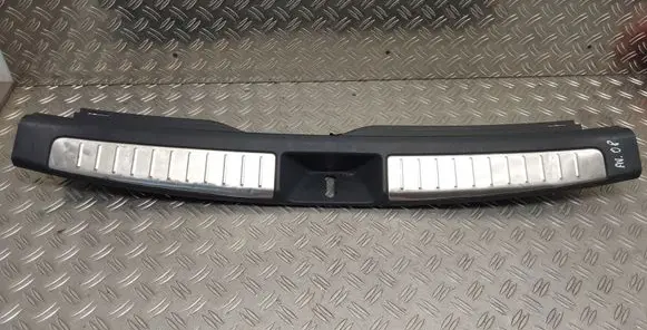 Trunk/boot sill cover protection