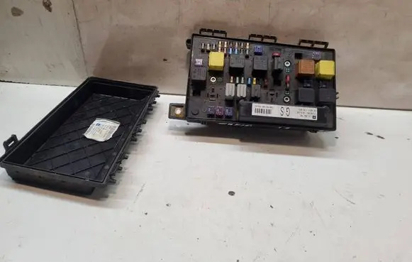 Opel Zafira B Fuse module 743381 1534937