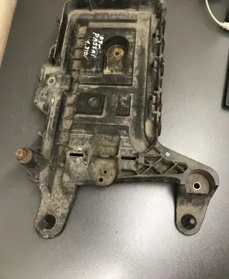 Volkswagen PASSAT B6 Battery tray 1K0915333