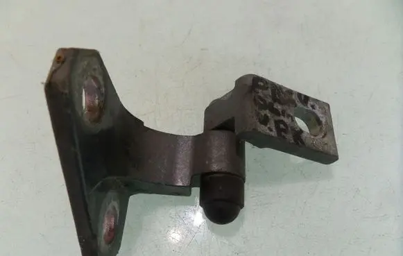 Volkswagen PASSAT B6 Front door upper hinge 3C0831401C