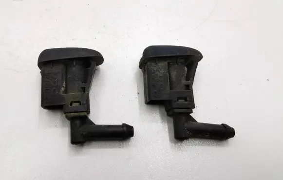 BMW 3 E46 Windshield washer spray nozzle 7056732 61667056732