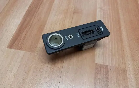 Jaguar XF X250 USB socket connector 8X2319C166AD A2C53252704 A2C53278681