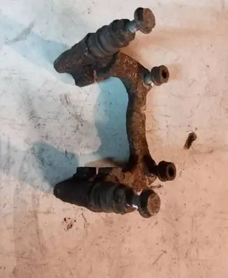 Volkswagen PASSAT B5 Brake caliper pad carrier rear 
