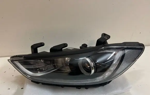 Hyundai Elantra VI Headlight/headlamp 92101F2