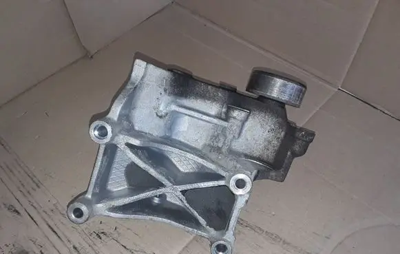 KIA Carens II A/C compressor mount bracket NOCODE