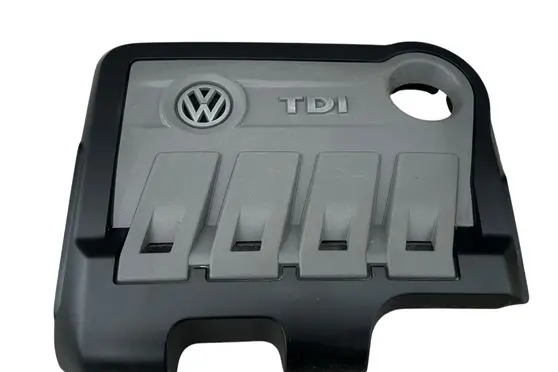 Volkswagen PASSAT B7 Engine cover (trim)