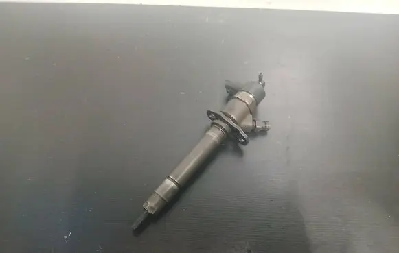 Volvo V70 Fuel injector 8658351