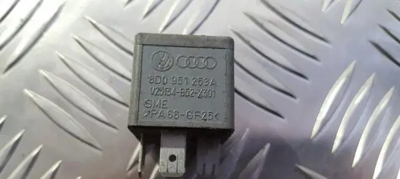 Volkswagen PASSAT B5.5 Other relay 8D0951253A V23134-B52-X301