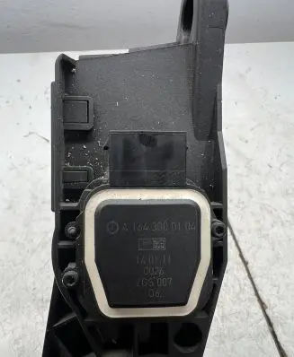 Mercedes-Benz ML W164 Accelerator throttle pedal A1643000104 140111 ZGS007