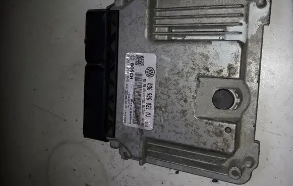 Volkswagen Touran I Engine control unit/module 0281014045