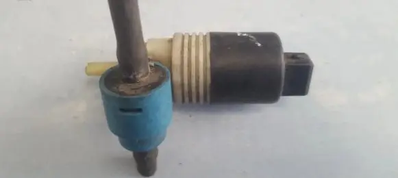 Volkswagen Polo III 6N 6N2 6NF Windscreen/windshield washer pump 1h6955651