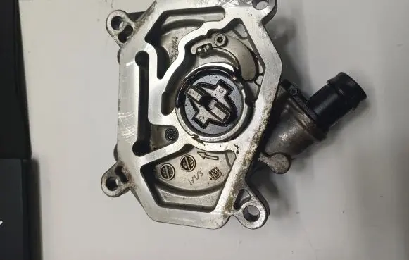 Mercedes-Benz C W205 Vacuum pump A2702300365 270910