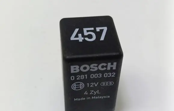 Volkswagen PASSAT B6 Glow plug pre-heat relay 038907281B 0281003032