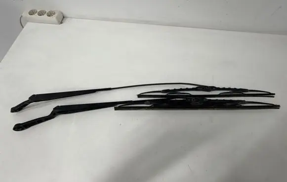 Front wiper blade arm