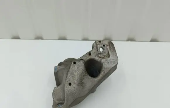 Chevrolet Camaro Engine mounting bracket 23371026