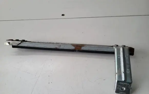 Nissan Qashqai Front door windshield rail 