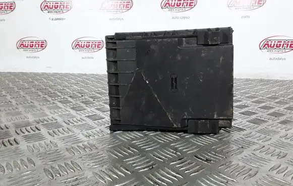 Volkswagen Golf V Fuse box cover 1K0937132