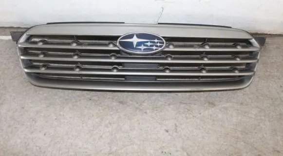 Subaru Outback Front bumper upper radiator grill 91121AG160