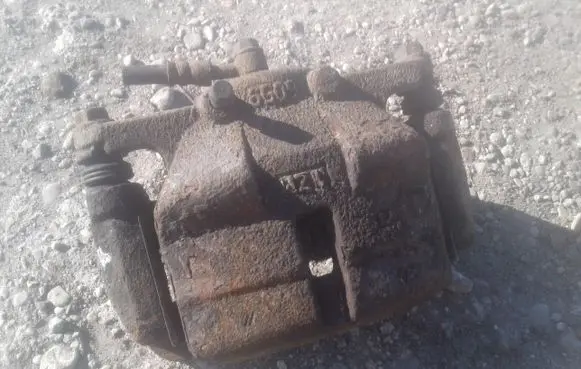 Nissan Qashqai+2 Front brake caliper