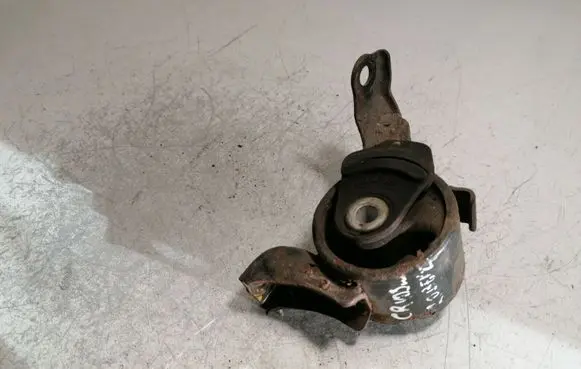 Honda CR-V Engine mount bracket