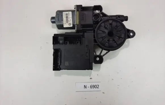 Volkswagen PASSAT B7 Front door window regulator motor 3C095979